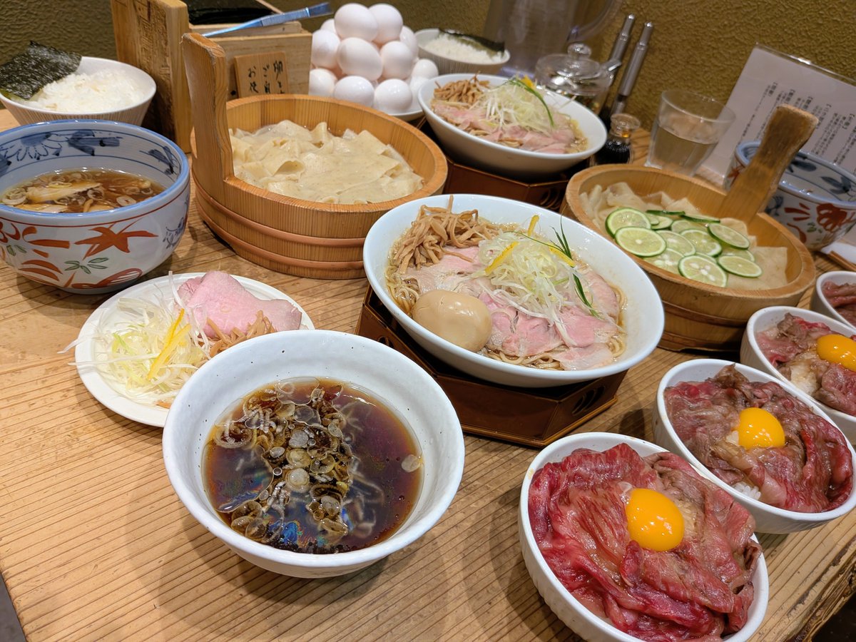 dekamoriramen's tweet photo. 生卵と高級海苔が無限に使い放題
A5ランク黒毛和牛ご飯が550円
土鍋ご飯も200円
都内でこれはバグってる

かね田 東京駅直結 KITTE丸の内 B1F https://t.co/BcxxFaP3SV