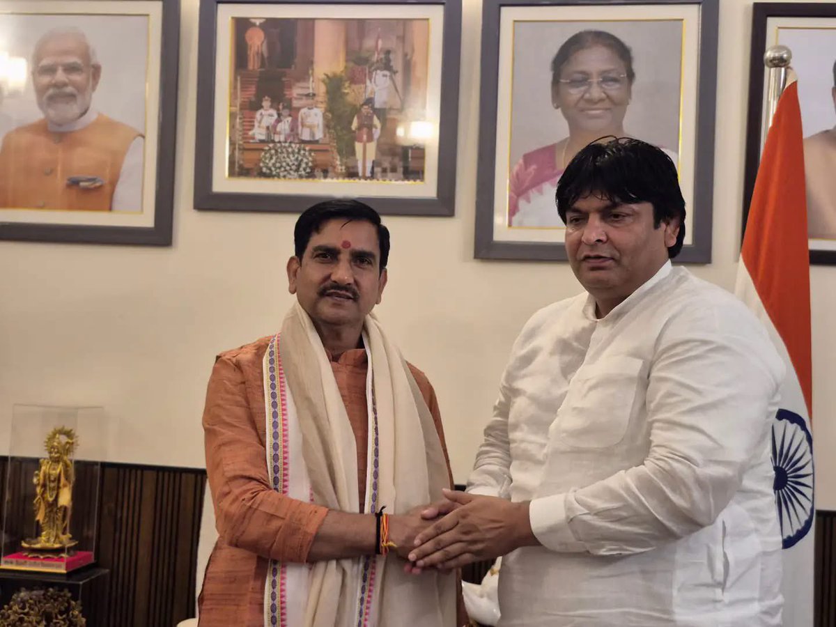 tokhansahu_bjp's tweet photo. दिल्ली स्थित मेरे आवास पर माननीय गुरुग्राम विधायक श्री मुकेश शर्मा जी का आत्मीय आगमन हुआ।

इस अवसर पर विभिन्न समसामयिक विषयों, विकास कार्यों एवं जनहित से जुड़े मुद्दों पर सार्थक चर्चा हुई।

#hamarsansadhamartokhan 
#nayabharat #viksitbharat #Modikigurantee https://t.co/aId9oNUizl