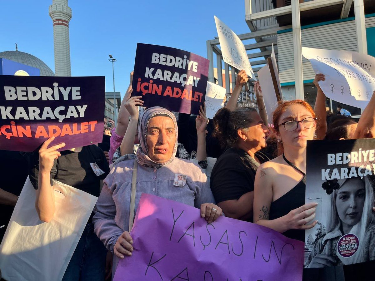 kcdplatformu's tweet photo. Evli olduğu erkek tarafından boğularak öldürülen ve cansız bedeni bir battaniyeye sarılarak ormanlık alana bırakılan Bedriye Karaçay için Gültepe'deydik.

Bedriye günlerce kayıp olarak arandı. Günler sonra cansız bedeni bir ormanlık alanda battaniyeye sarılı halde bulundu. 

Kadınlar kayboluyor, şüpheli şekilde ölüyor. Görevleri bu ölümleri aydınlatmak, gerçekleri açığa çıkarmak olanlar gerekeni yapmıyor. Kadınların ölümlerinin iktidarın sorumsuzluğu ve ihmalleriyle karanlıkta kalmasına izin vermeyeceğiz. İntihar etti, kayboldu, yüksekten düştü denilerek yaşamdan koparılan kadınların hesabını soracağız.