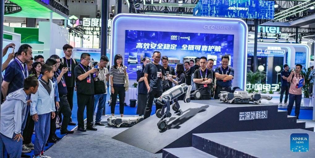 ChinaEmbinMKD's tweet photo. Mark your calendars! On Aug 28 in Guiyang, 300+ exhibitors drop 40+ fresh breakthroughs—from computing power and electricity to generative AI and data circulation—at China's big-data expo.

Обележете го 28 август во календарот! На 28 август во Гујанг, повеќе од 300 изложувачи ќе претстават повеќе од 40 нови достигнувања – од компјутерска моќ и електрична енергија до генеративна АИ и циркулација на податоци – на најголемиот кинески саем за големи податоци.
#BigDataExpo #Guiyang #AI #TechInnovation