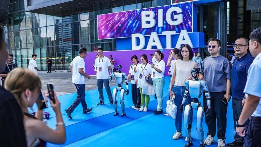 ChinaEmbinMKD's tweet photo. Mark your calendars! On Aug 28 in Guiyang, 300+ exhibitors drop 40+ fresh breakthroughs—from computing power and electricity to generative AI and data circulation—at China's big-data expo.

Обележете го 28 август во календарот! На 28 август во Гујанг, повеќе од 300 изложувачи ќе претстават повеќе од 40 нови достигнувања – од компјутерска моќ и електрична енергија до генеративна АИ и циркулација на податоци – на најголемиот кинески саем за големи податоци.
#BigDataExpo #Guiyang #AI #TechInnovation