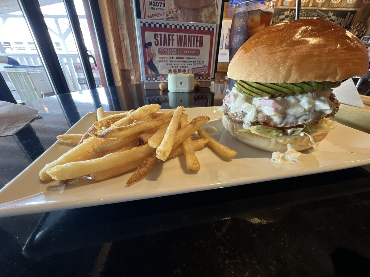 NAL1971's tweet photo. 今日は、ハンバーガー🍔を昼ごはんにしました♪
アボカドバーガー🍔 https://t.co/8WNKmyqsah