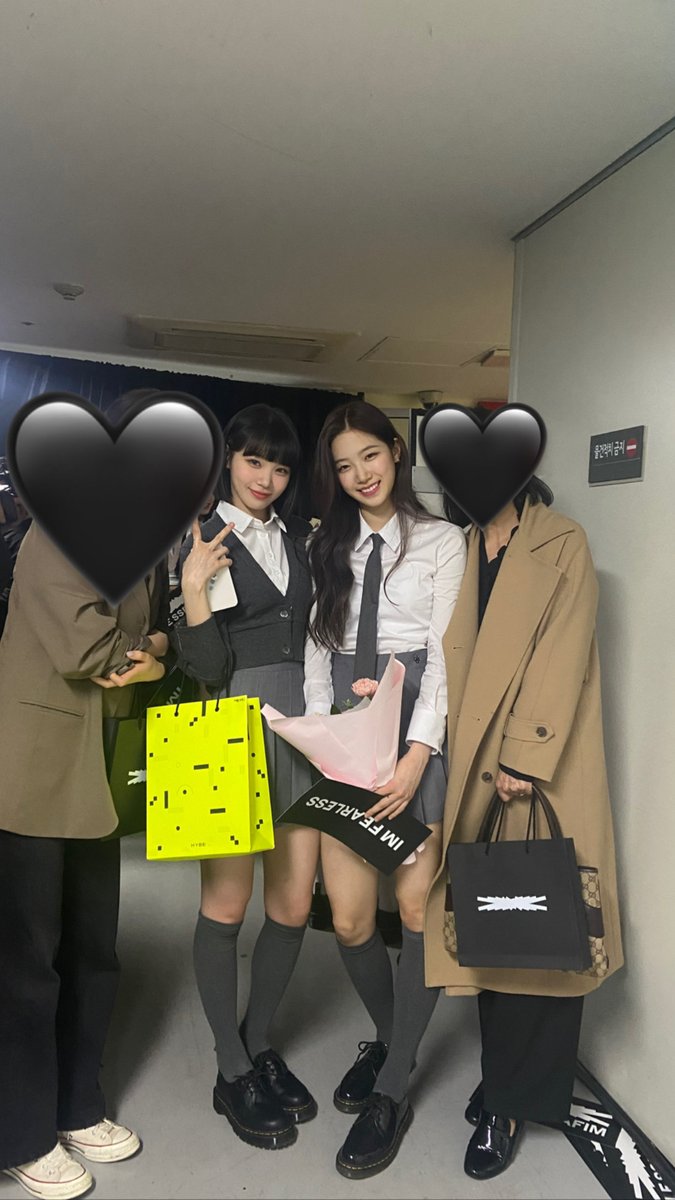 gamjeonstation's tweet photo. 즈하네 부모님 안오셨을땐 자기 가족이랑 같이 사진찍는거까지 개미친 서사,,, 존나 여름이 뜨거운건 얘네때문임 https://t.co/n1BOeCTE5t
