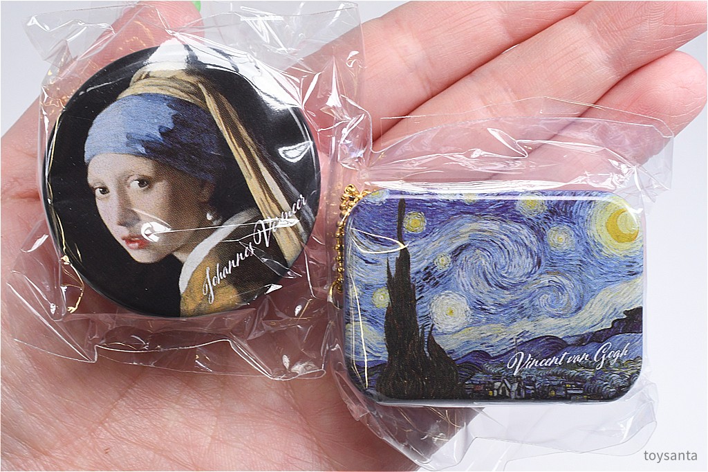 toysanta's tweet photo. ✨新商品案内 2026年7月29日(水)✨／

☑️Patisseries d’art 名画のお菓子缶マスコット #トイズスピリッツ
https://t.co/JDpgm3UCTt
名画デザインの缶の中にはそれぞれの名画をイメージしたチョコレートやクッキー‼️
全ての缶に名画プリントのチョコレートマスコット入り🎶
サイズはこんな感じです📷
#ガチャガチャ #カプセルトイ #トイサンタ
