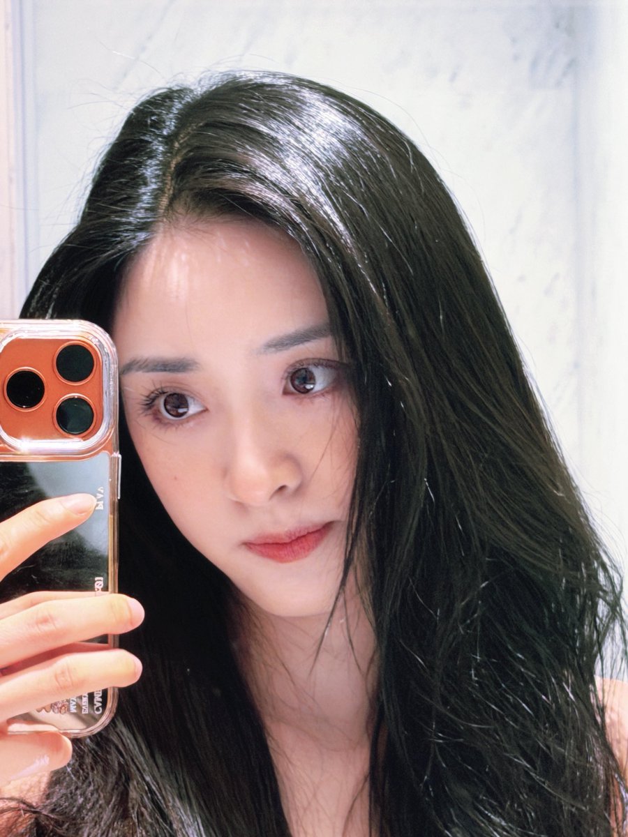 shenyue_227's tweet photo. 260729 심월 샤오홍슈 업뎃 ☁️

🤳

#심월 #Shenyue #沈月 https://t.co/C2l4qsNl3a