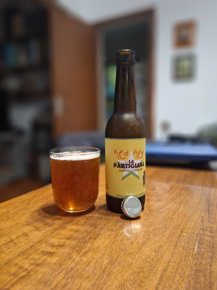 milbeerista's tweet photo. Florestina La Partigiana. De La Floresta. Red ale. Aigua, malta dordi,, llúpol, llevat i castanyes. 4,7%. Prou bona. Cervesa torrada molt compensada.
#DryHopping #IndiaPaleAle #IndianPaleAle #IPA #ale #beer #cerveza #pivo #birra #instabeer #pornbeer #cervesa #olut #øl #bière https://t.co/2JpS4IbNBa