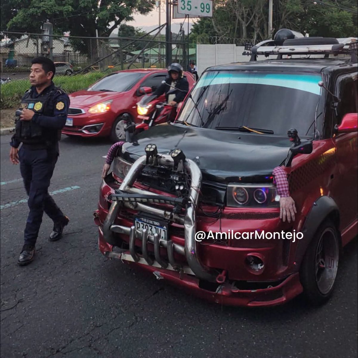 vichoguate's tweet photo. ESTA TARDE:

Hombre fue atropellado por vehículo en carril reversible de Calzada Atanasio Tzul y 35 calle zona 12, informó Amilcar Montejo de PMT. https://t.co/Km7DODzrjM