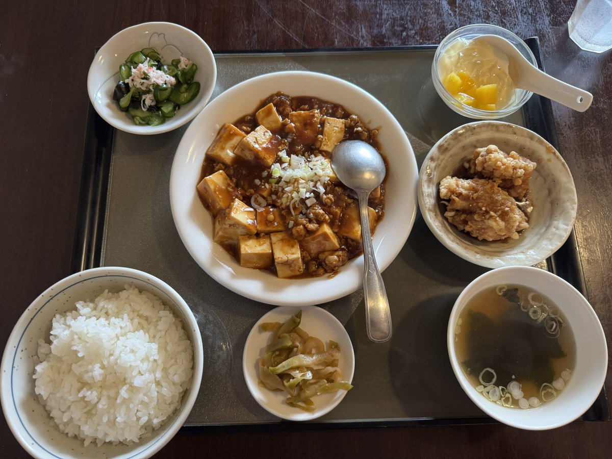 Cisshern's tweet photo. 麻婆豆腐は自分好みだし、小鉢が油淋鶏なのも素晴らしいし、杏仁豆腐はトロトロで最高。 https://t.co/i6O1fWOHBL