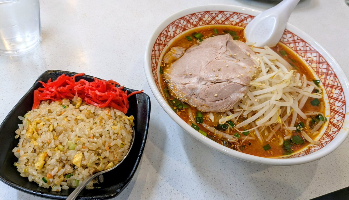 furusan41's tweet photo. 今日のランチは
「 めん丸曳舟店」
辛味噌ラーメン半チャーハンセット
辛も3種類ある中の、
中を頼みましたが食べ易く
美味しくご馳走様でした😊
#ランチ #グルメ #職人飯 #曳舟
#ラーショ #めん丸 #半チャーハン
#食べれば分かる #辛味噌
#ラーメン好き #トレンド
#ラーメン倶楽部 #セット https://t.co/f8Nqjc2kZj