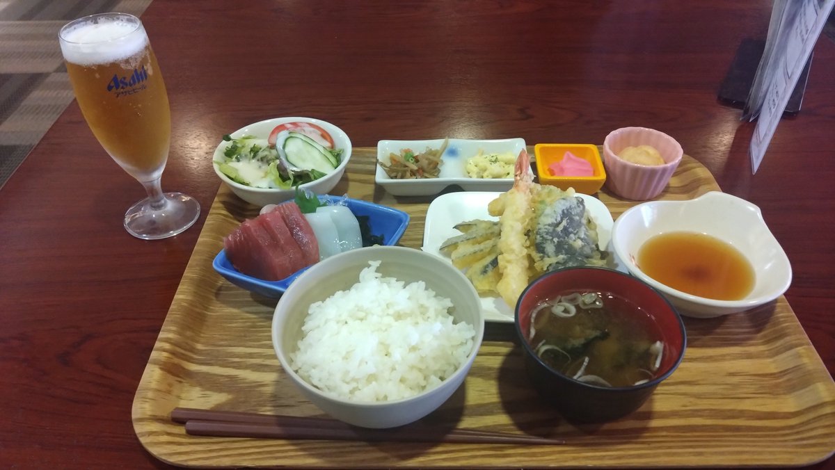 kei511's tweet photo. 今日はスパ銭で一泊する。夏休み前の平日で空いててお年寄りしかおらんし快適。これ食べたら少し寝て岩盤浴だなファファファ https://t.co/cvuHVjoxzo