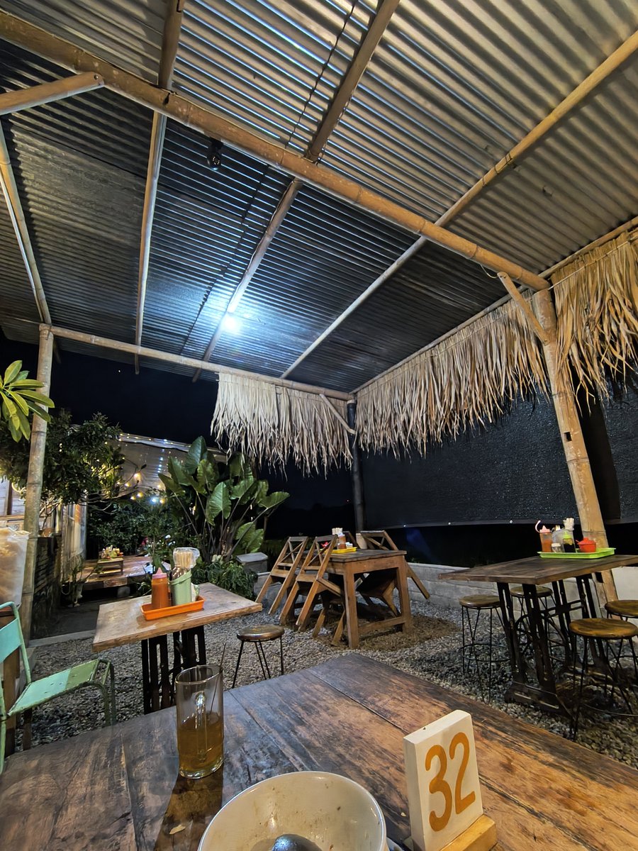 lisbethdst's tweet photo. akhirnya nyobain mie ayam ini yang selalu direkomendasikan orang-orang. mie ayam tipe gurih, mienya kecil-kecil. tempatnya nyaman pinggir sawah, syahdu sekali ✨

📍Mie Ayam Omah Semut

@InfoMieAyamYK https://t.co/iofUqgdbrE