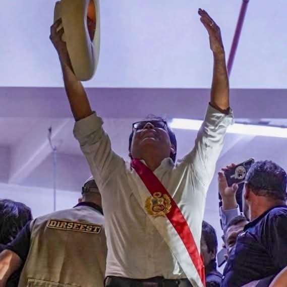 FlordeCanela25's tweet photo. ALGUIEN SABE CUANDO VA JURAMENTAR EL YAPERO MOCHASUELDO CORRUPTO DE SANCHEZ.??? 🤭😂 https://t.co/3Vrt3uUD8Q