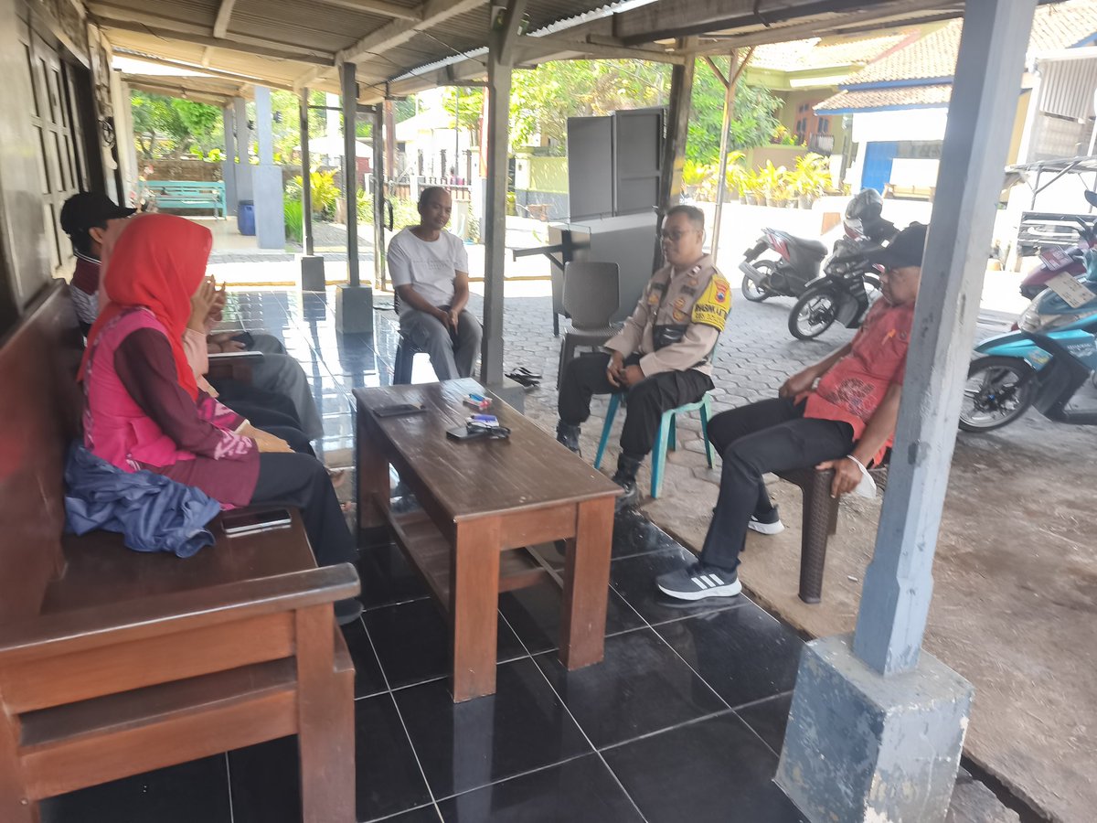 tri_zulf's tweet photo. Bhabinkamtibmas Kalisegoro rutin berkoordinasi dengan Lurah juga ketua RT maupun RW untuk menjaga keamanan dan ketertiban masyarakat (Kamtibmas). Pertemuan ini membahas deteksi dini konflik, penanganan masalah sosial, dan pengawasan program wilayah agar tetap kondusif. https://t.co/iHYH4bCXqv