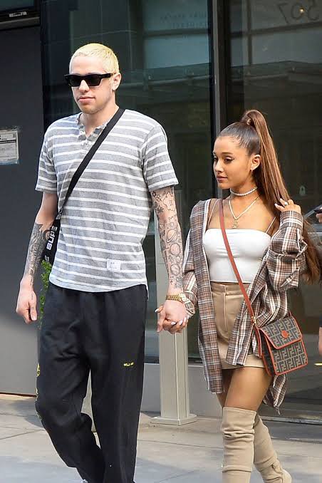 Benji_Yugi's tweet photo. ARIANA GRANDE’s dating history 🤯🤯

2014-2015 → Big Sean
2016-2018 → Mac Miller
2018 → Pete Davidson
2021-2023 → Dalton Gomez 💍
2023-2026 → Ethan Slater
2026 → Ricky Alvarez........love https://t.co/Wxm6zf44bu