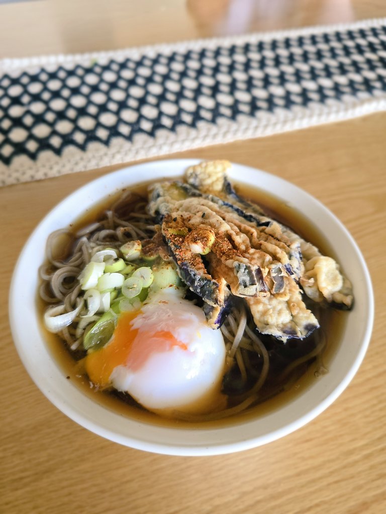 nikopapa55's tweet photo. 昼間から茄子天を揚げて、蕎麦にドボン。
あとは無言でいただきます。 https://t.co/Rk2VlacQzn
