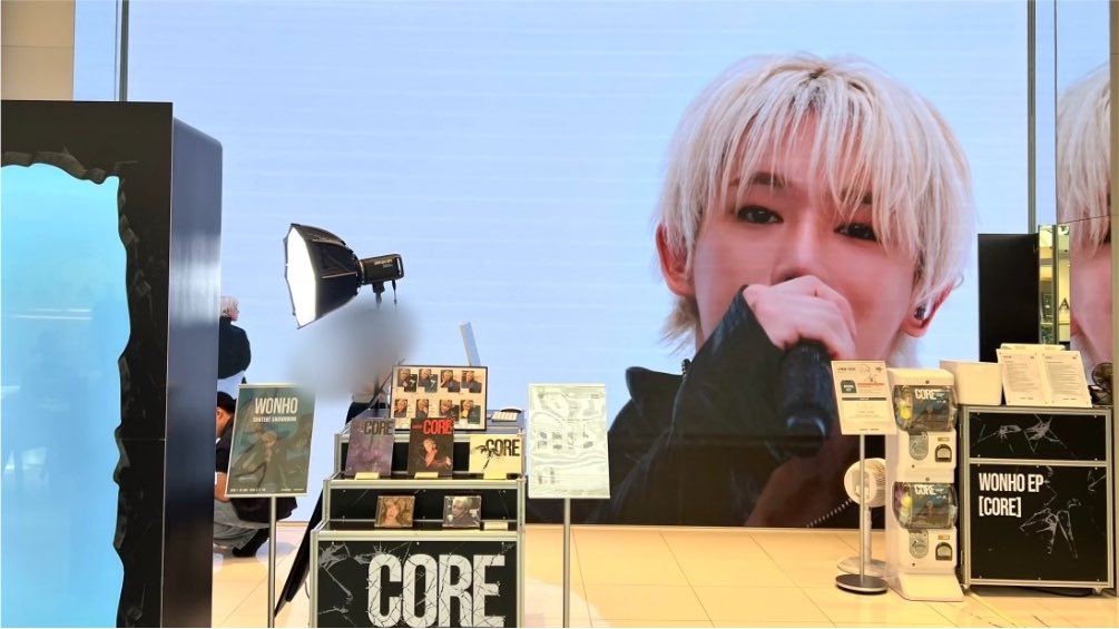CHUIHANBAE's tweet photo. 전체적으로 매장이 너~~~무 아름다워요..
원호 덕분에 위니 이렇게나 행복하네💙

#원호 #WONHO https://t.co/S9BxTMXftE