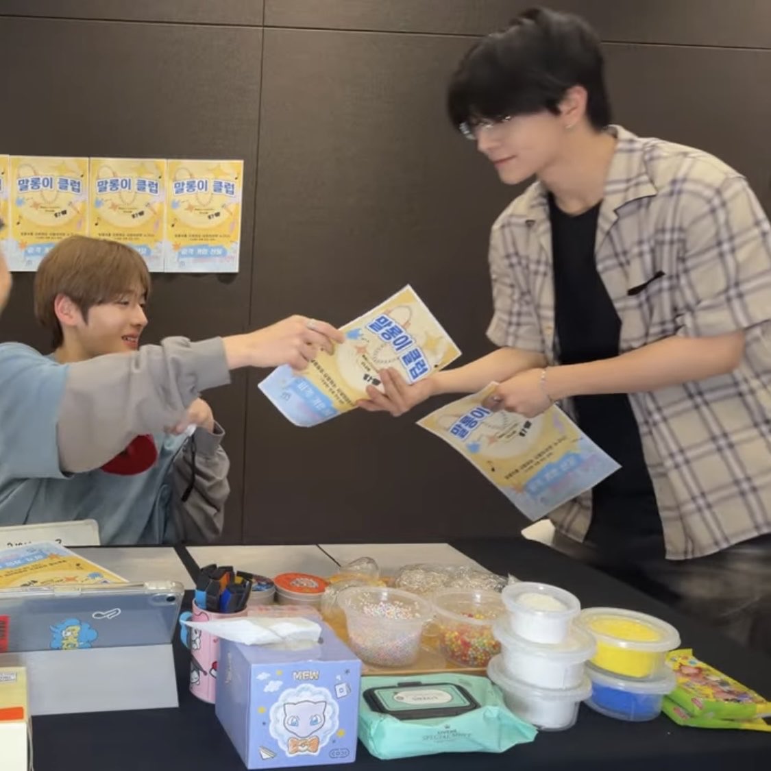 91_nevermind's tweet photo. I promise you he’s an angel. 👼🏻 

Even he could only use one hand, he still received it in a mannered way. 

Damn. You know it’s his instinct cause he’s actually the eldest hyung here. 🫳🏼🐈‍⬛ https://t.co/KByyL2F9z7