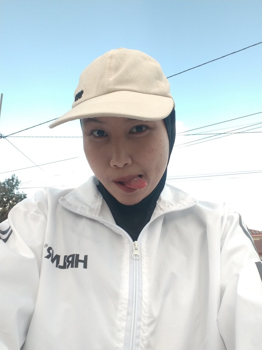 ALegia28's tweet photo. Aku tu demen banget sama yang namanya jogging sore kan ya , jadi akutu punya satu jaket parasut yang paling jadi fav aku apalagi buat jogging gitu dan ini rela pict nya https://t.co/zlCljhJCUr