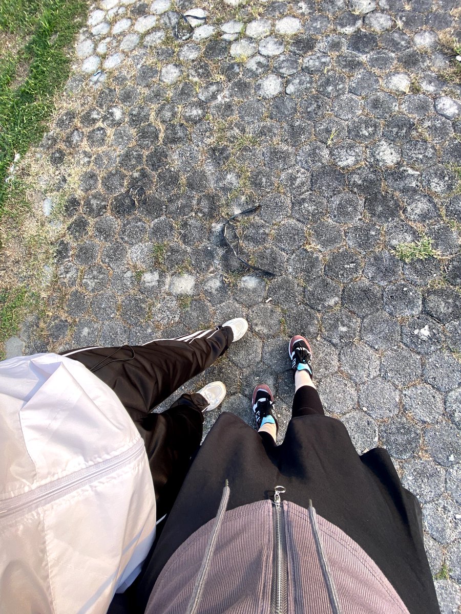 ALegia28's tweet photo. Aku tu demen banget sama yang namanya jogging sore kan ya , jadi akutu punya satu jaket parasut yang paling jadi fav aku apalagi buat jogging gitu dan ini rela pict nya https://t.co/zlCljhJCUr