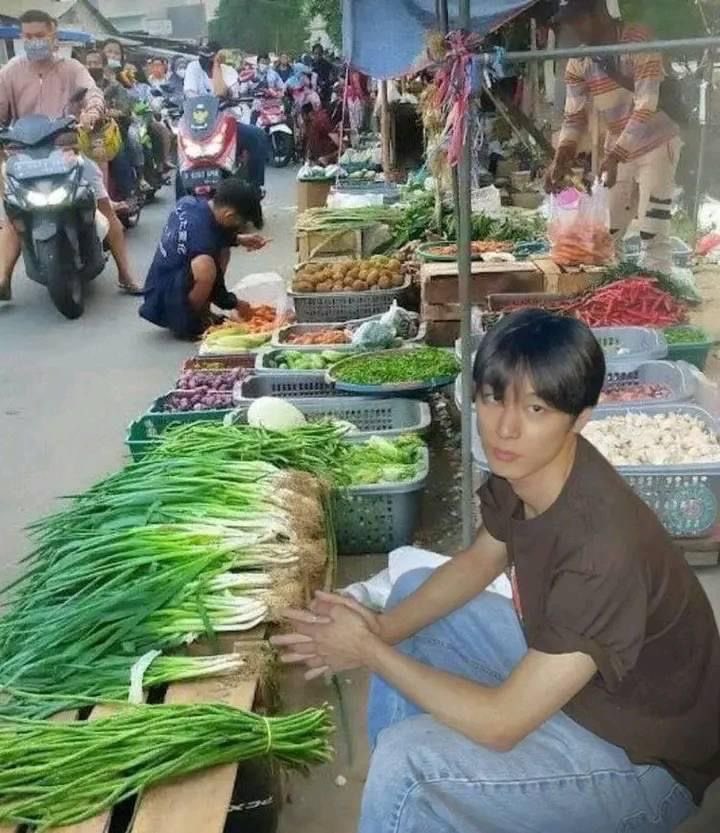 councilmarshall's tweet photo. @crewmincil Cosplay jadi tukang sayur https://t.co/ChzzvwuJmC
