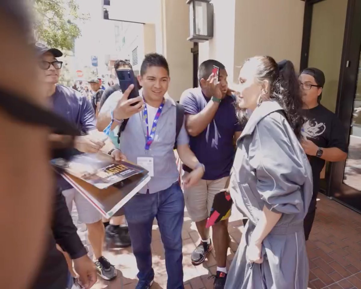 agnezpress's tweet photo. ₊˚⊹ @agnezmo spotted taking selfies &amp; signing poster with #REACHER fans an hours ago https://t.co/8akWQPiHEe