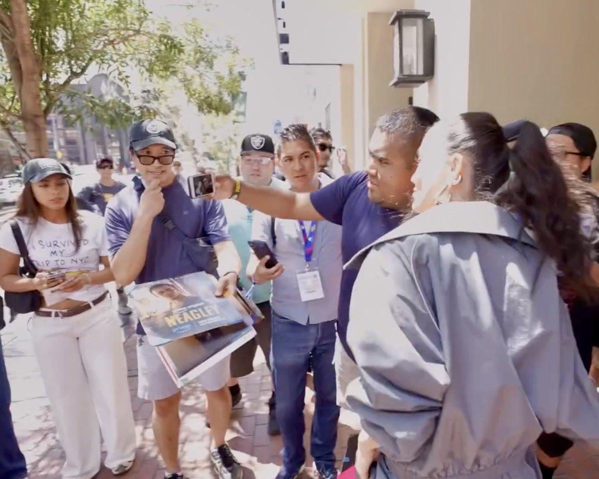 agnezpress's tweet photo. ₊˚⊹ @agnezmo spotted taking selfies &amp; signing poster with #REACHER fans an hours ago https://t.co/8akWQPiHEe