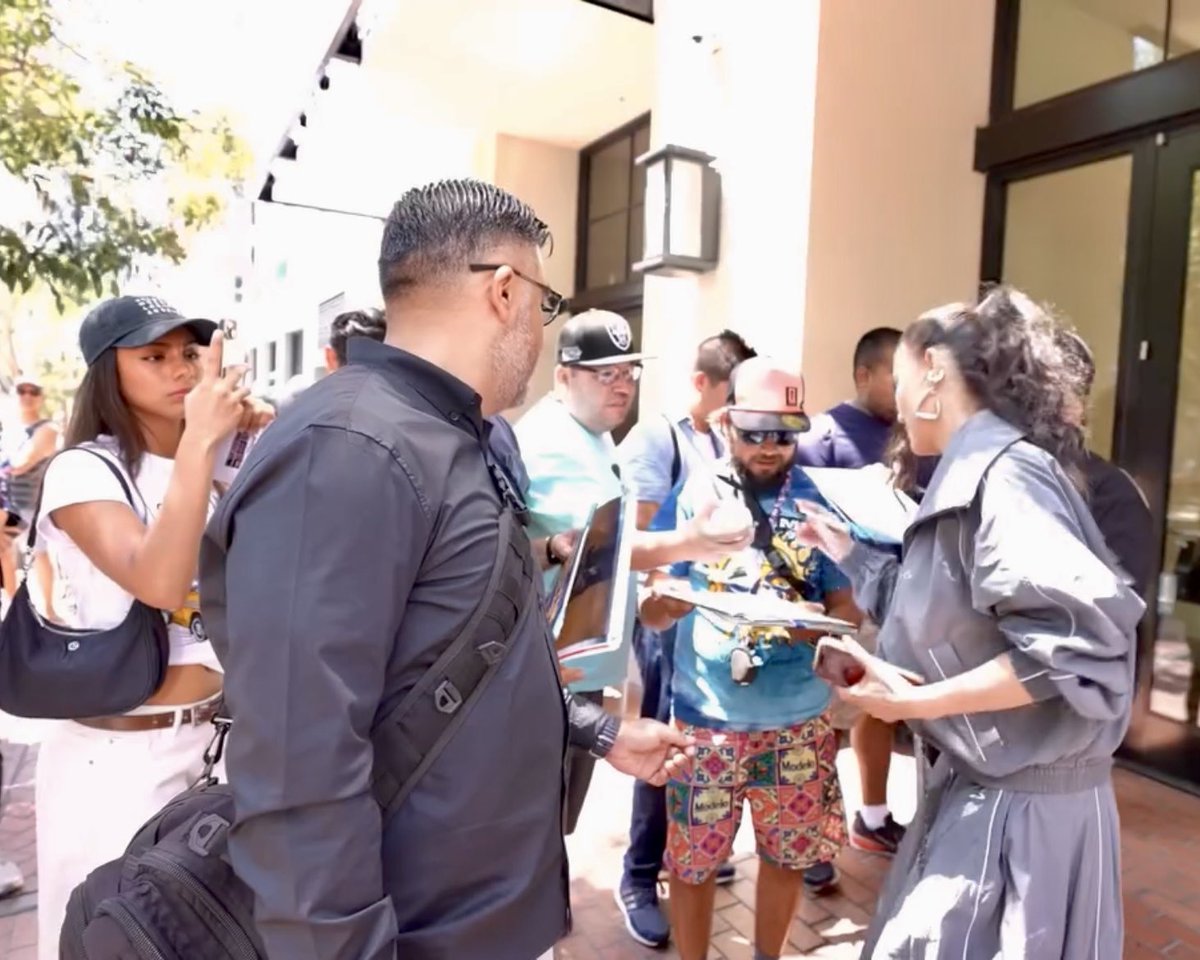 agnezpress's tweet photo. ₊˚⊹ @agnezmo spotted taking selfies &amp; signing poster with #REACHER fans an hours ago https://t.co/8akWQPiHEe