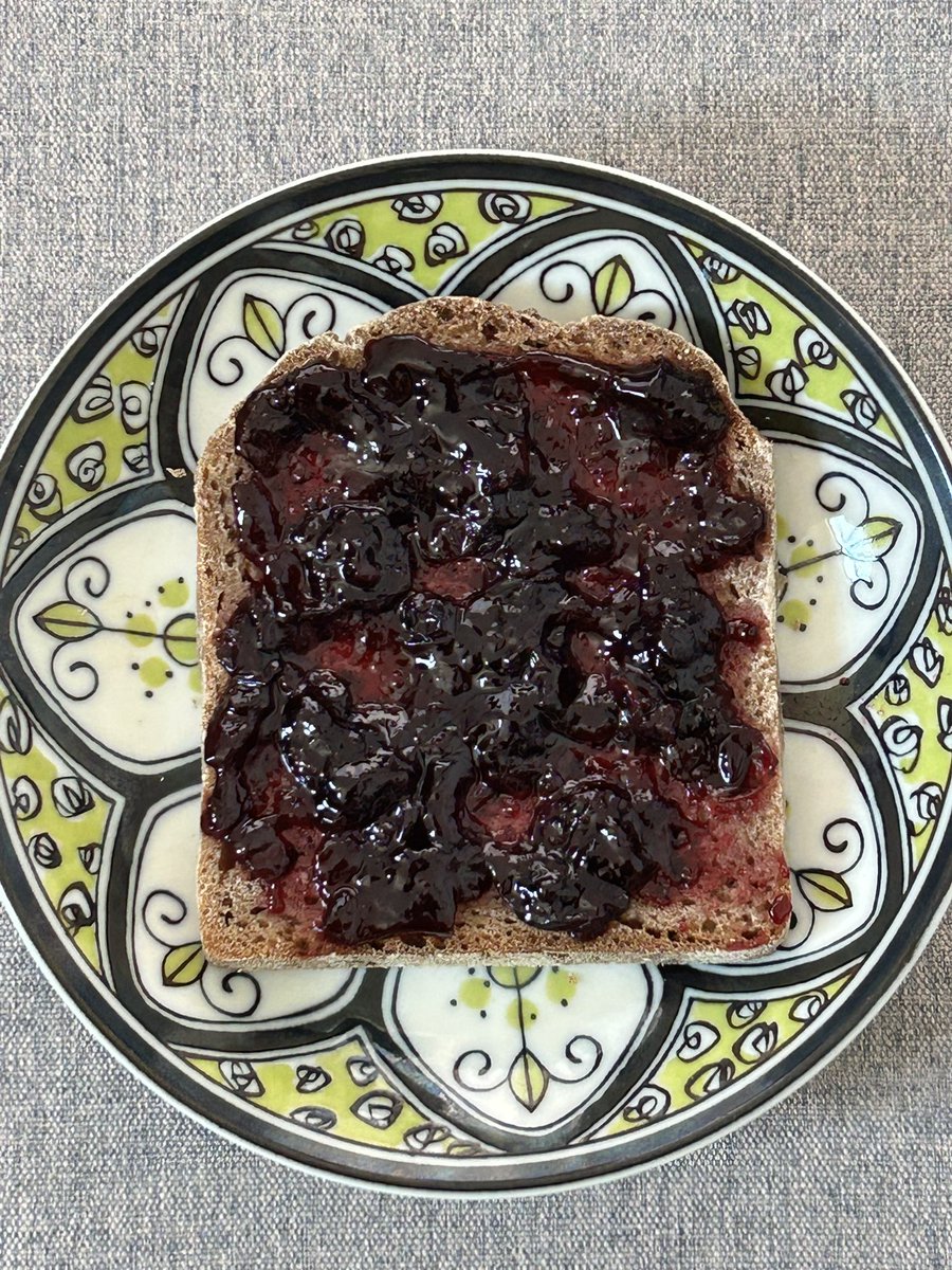 GermanBreadClub's tweet photo. ライ麦パンにはもちろんジャムも合います♪
ブルーベリーいただいたので一部ジャムにして塗ってみました。

ライ麦パンは程よい酸味が特徴的ですが、酸味が苦手な人は酸味のあるフルーツジャムを合わせてみると、パンの酸味が気にならなくなりますので、よかったらお試しください。ラズベリーとかサワーチェリーとか。
