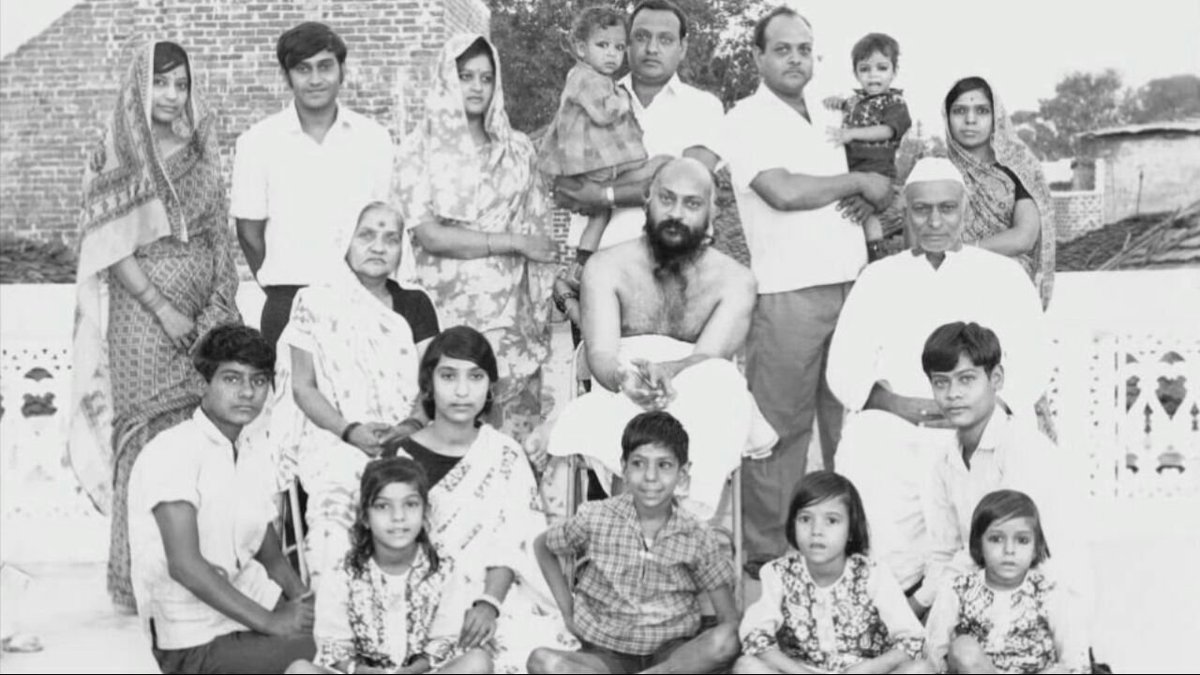 OshoDharma's tweet photo. और जीवन में इस तरह चलना कि
जैसे अभिनय है।
शिथिल हो जाएंगे हाथ, संबंध ढीले हो जाएंगे।

अगर अभिनय को सच्चा करके दिखलाना हो, तो कर्ता बन जाना और अगर सच्चाई को माया सिद्ध कर देना हो, तो अकर्ता बन जाना, अभिनय मान लेना।
तुम जरा करके तो देखो—अभिनेता की तरह।

🌼अष्टावक्र महागीता 
#ओशो 🪷 https://t.co/Ltaq9QJdFm
