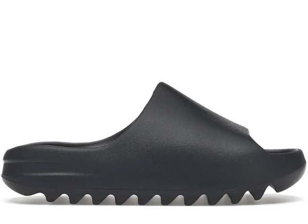 Meetwork120833's tweet photo. BREAKING NEWS!!! YEEZY SLIDES WILL BE REALISING AT JD SPORTS ACROSS THE US ON AUGUST 13 FOR 44$ !!! STAY ON LOOKOUT https://t.co/hZ25i7D7Bp