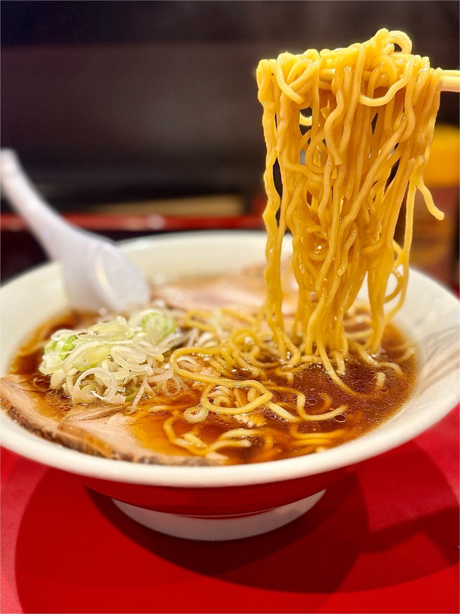 crazy13B's tweet photo. #中華そばいちい　#チャーシュー麺
　昔ながらのあっさり醤油スープは、肉の旨みが溶け込んだ優しいコクのある一杯で中細のややちぢれ麺との相性も抜群👌シンプルに美味いやつ😋途中からコショウとガーリックパウダー多めでで味変するのがお気に入り🤩今日もごちそうさまでした🙏
#ラーメン https://t.co/yNXfXLTKbQ