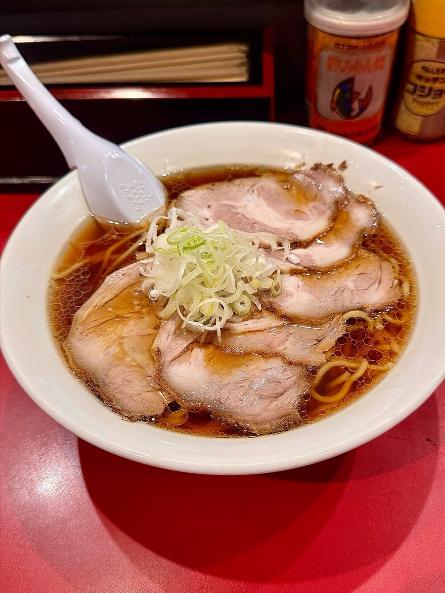 crazy13B's tweet photo. #中華そばいちい　#チャーシュー麺
　昔ながらのあっさり醤油スープは、肉の旨みが溶け込んだ優しいコクのある一杯で中細のややちぢれ麺との相性も抜群👌シンプルに美味いやつ😋途中からコショウとガーリックパウダー多めでで味変するのがお気に入り🤩今日もごちそうさまでした🙏
#ラーメン https://t.co/yNXfXLTKbQ