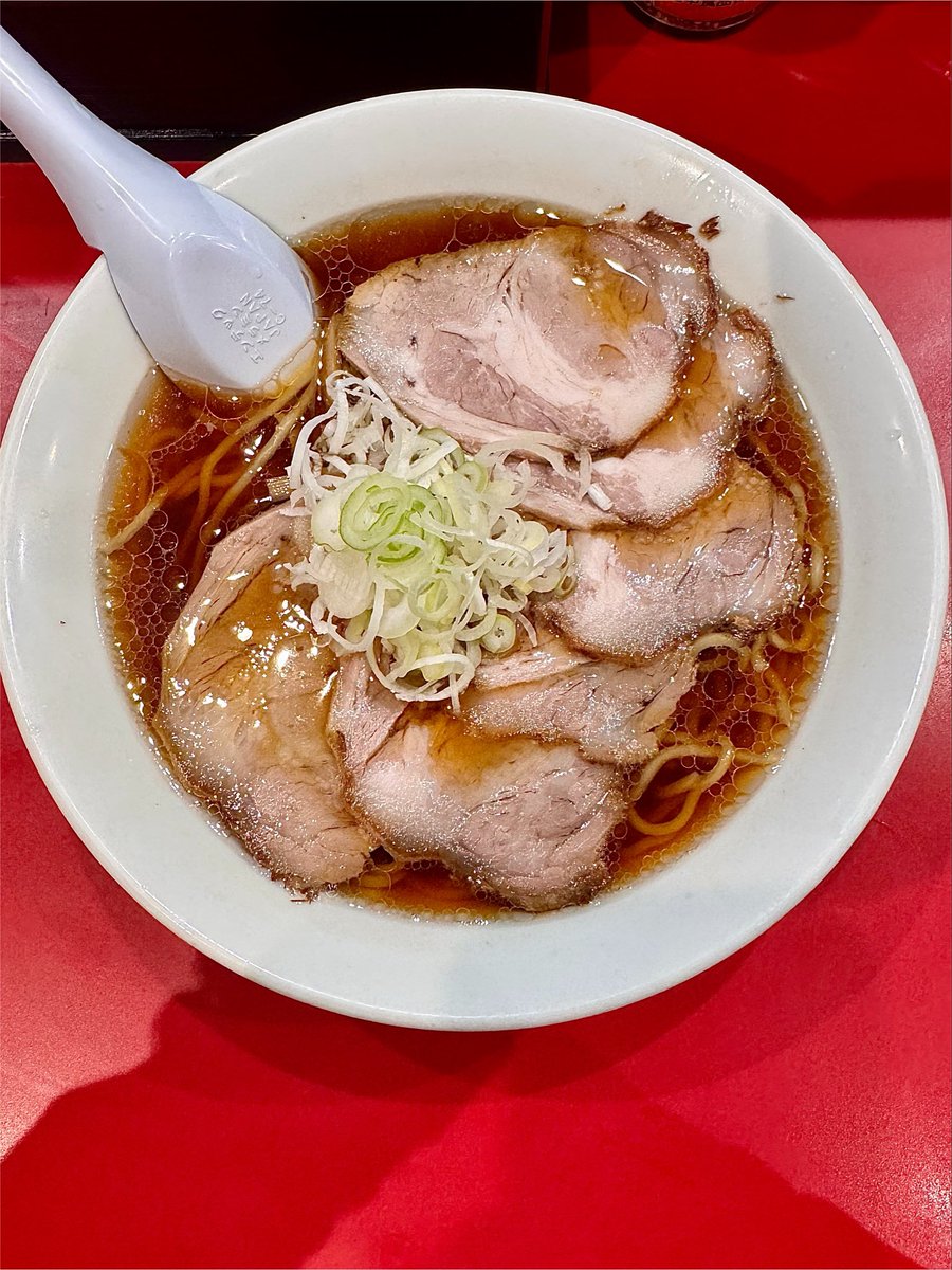 crazy13B's tweet photo. #中華そばいちい　#チャーシュー麺
　昔ながらのあっさり醤油スープは、肉の旨みが溶け込んだ優しいコクのある一杯で中細のややちぢれ麺との相性も抜群👌シンプルに美味いやつ😋途中からコショウとガーリックパウダー多めでで味変するのがお気に入り🤩今日もごちそうさまでした🙏
#ラーメン https://t.co/yNXfXLTKbQ