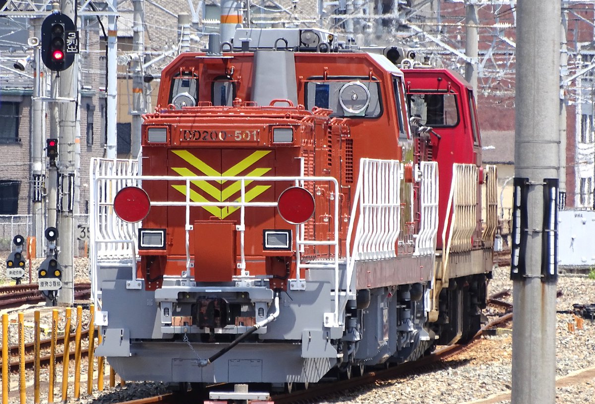mari6bus's tweet photo. JR北海道DD200-501は、本日川崎車両を出場して甲種輸送中。
北海道のDE10置換用で、甲種輸送の行先は手稲。
運転台には、DD200としては初となる旋回窓が採用されたほか、塗装やライト配置も0番台から変更。
神戸（タ）では瑞風との並びも実現しました。 https://t.co/JPPiDfwNs4