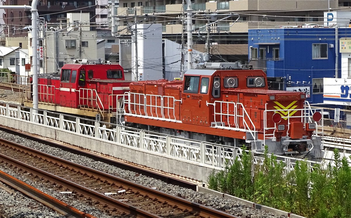 mari6bus's tweet photo. JR北海道DD200-501は、本日川崎車両を出場して甲種輸送中。
北海道のDE10置換用で、甲種輸送の行先は手稲。
運転台には、DD200としては初となる旋回窓が採用されたほか、塗装やライト配置も0番台から変更。
神戸（タ）では瑞風との並びも実現しました。 https://t.co/JPPiDfwNs4