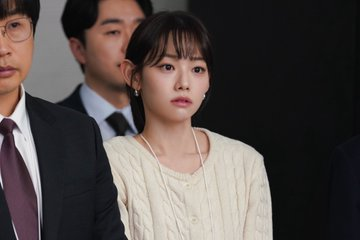 infodrakor_id's tweet photo. Kang Mina turunkan berat badan hingga 13 kg untuk peran No ah, cewek kantoran di See You At Work Tomorrow 

Menurut Mina, ia sengaja mengubah penampilannya karena nggak pengen masih terlihat seperti siswi SMA, mengingat di drama sebelumnya (Girigo) ia berperan sebagai villain anak sekolah.

Soal proses dietnya, Mina mengaku nggak terlalu suka olahraga. Jadi ia memilih lebih sering jalan kaki, mengurangi makanan tinggi natrium, makan sandwich sebagai menu utama, dan memperbanyak sayur.

Lucunya, Mina juga mengaku sering mencari komentar netizen tentang dirinya. "Aku juga manusia kok, jadi senang kalau dibilang cantik. Dari bangun tidur sampai mau tidur, aku sering baca reaksi orang - orang"

Meski berhasil menurunkan berat badan cukup banyak, Kang Mina mengatakan proses diet kali ini tidak terlalu menyiksa. Ia merasa sudah lebih mengenal kondisi tubuhnya karena sering menjalani diet sebelumnya.

"Targetku kali ini adalah, kalau terasa terlalu berat, ya jangan dipaksakan. Kalau lagi ingin makan tteokbokki, ya aku makan saja, lalu besoknya kembali mengatur pola makan. Jadi ternyata prosesnya tidak sesulit yang kubayangkan"

https://t.co/xdrOOzoJEt