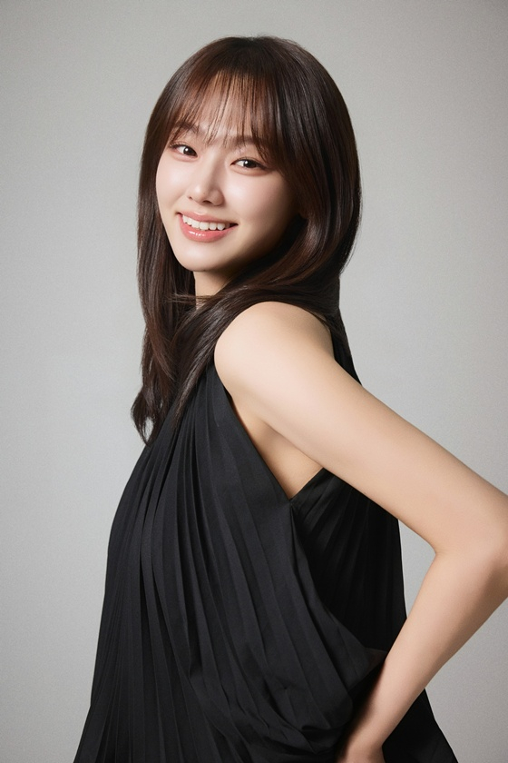 infodrakor_id's tweet photo. Kang Mina turunkan berat badan hingga 13 kg untuk peran No ah, cewek kantoran di See You At Work Tomorrow 

Menurut Mina, ia sengaja mengubah penampilannya karena nggak pengen masih terlihat seperti siswi SMA, mengingat di drama sebelumnya (Girigo) ia berperan sebagai villain anak sekolah.

Soal proses dietnya, Mina mengaku nggak terlalu suka olahraga. Jadi ia memilih lebih sering jalan kaki, mengurangi makanan tinggi natrium, makan sandwich sebagai menu utama, dan memperbanyak sayur.

Lucunya, Mina juga mengaku sering mencari komentar netizen tentang dirinya. "Aku juga manusia kok, jadi senang kalau dibilang cantik. Dari bangun tidur sampai mau tidur, aku sering baca reaksi orang - orang"

Meski berhasil menurunkan berat badan cukup banyak, Kang Mina mengatakan proses diet kali ini tidak terlalu menyiksa. Ia merasa sudah lebih mengenal kondisi tubuhnya karena sering menjalani diet sebelumnya.

"Targetku kali ini adalah, kalau terasa terlalu berat, ya jangan dipaksakan. Kalau lagi ingin makan tteokbokki, ya aku makan saja, lalu besoknya kembali mengatur pola makan. Jadi ternyata prosesnya tidak sesulit yang kubayangkan"

https://t.co/xdrOOzoJEt