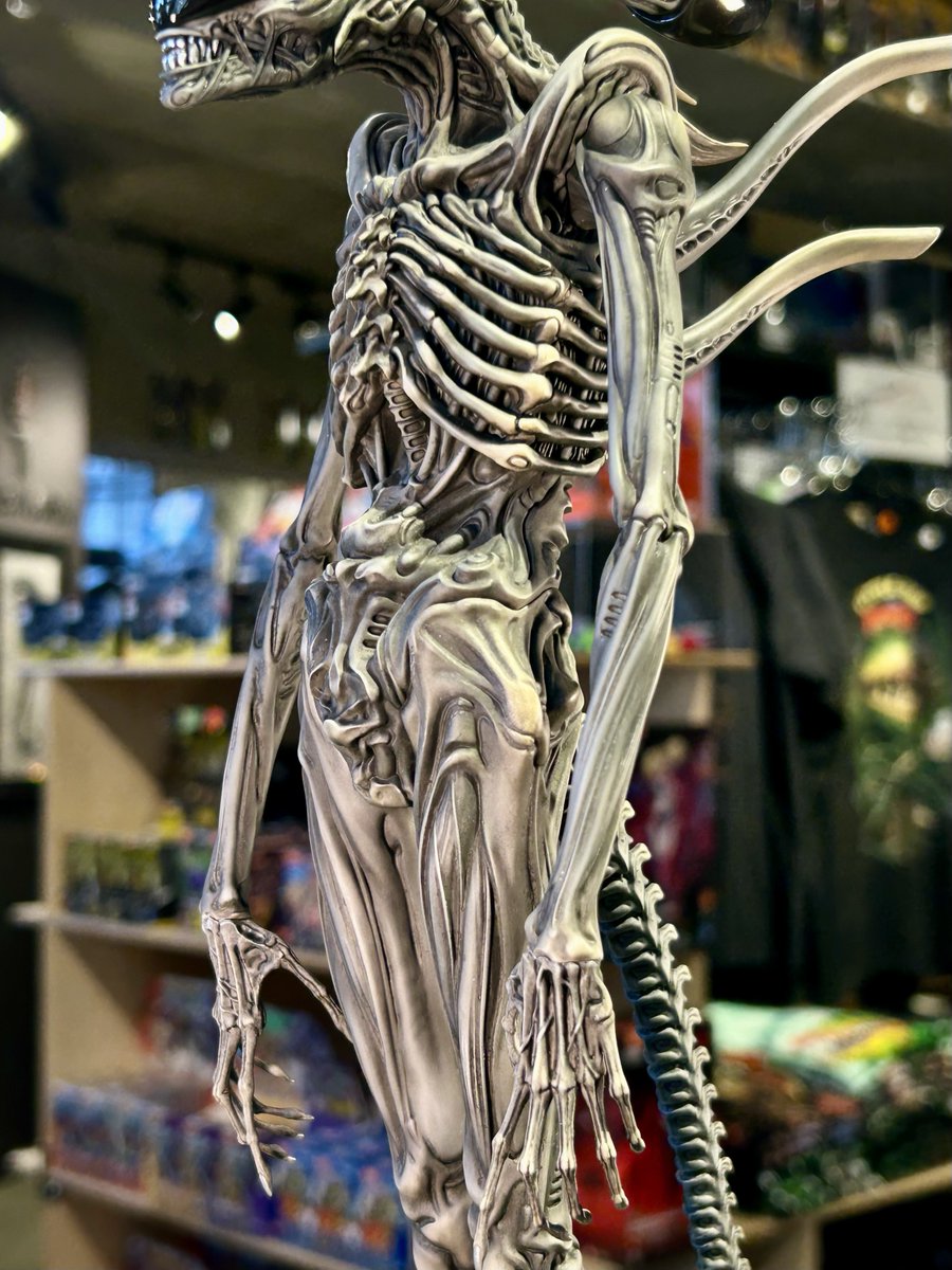 mamegyorai_jp's tweet photo. 【展示情報】
入荷予定数に達したため、ご予約終了とさせていただきました「エイリアン/ ゼノモーフ 藤本圭紀デザイン スタチュー」ですが、こちらのサンプルを豆魚雷高円寺店にて展示中です。
H・R・ギーガーによりデザインされたゼノモーフを、多くのファンを持つ造形作家、藤本圭紀氏が独自のアートアレンジで挑んだアイテム。
お立ち寄りの際は是非ご覧下さい。
■21時まで営業(日・祝は20時まで)/月曜定休日