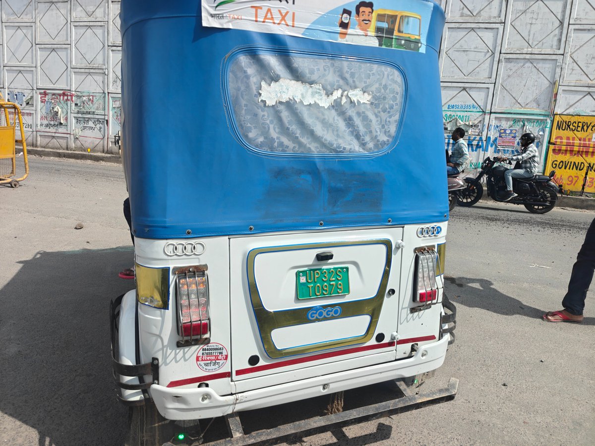 UnitedDemocrat's tweet photo. E rickshaws are the obstacle in smooth commuting on faizabad road at lucknow.Creats disturbance without fear of law and order. @Uppolice @AdminLKO @lkopolice @lucknow https://t.co/CmSqzNtlyY