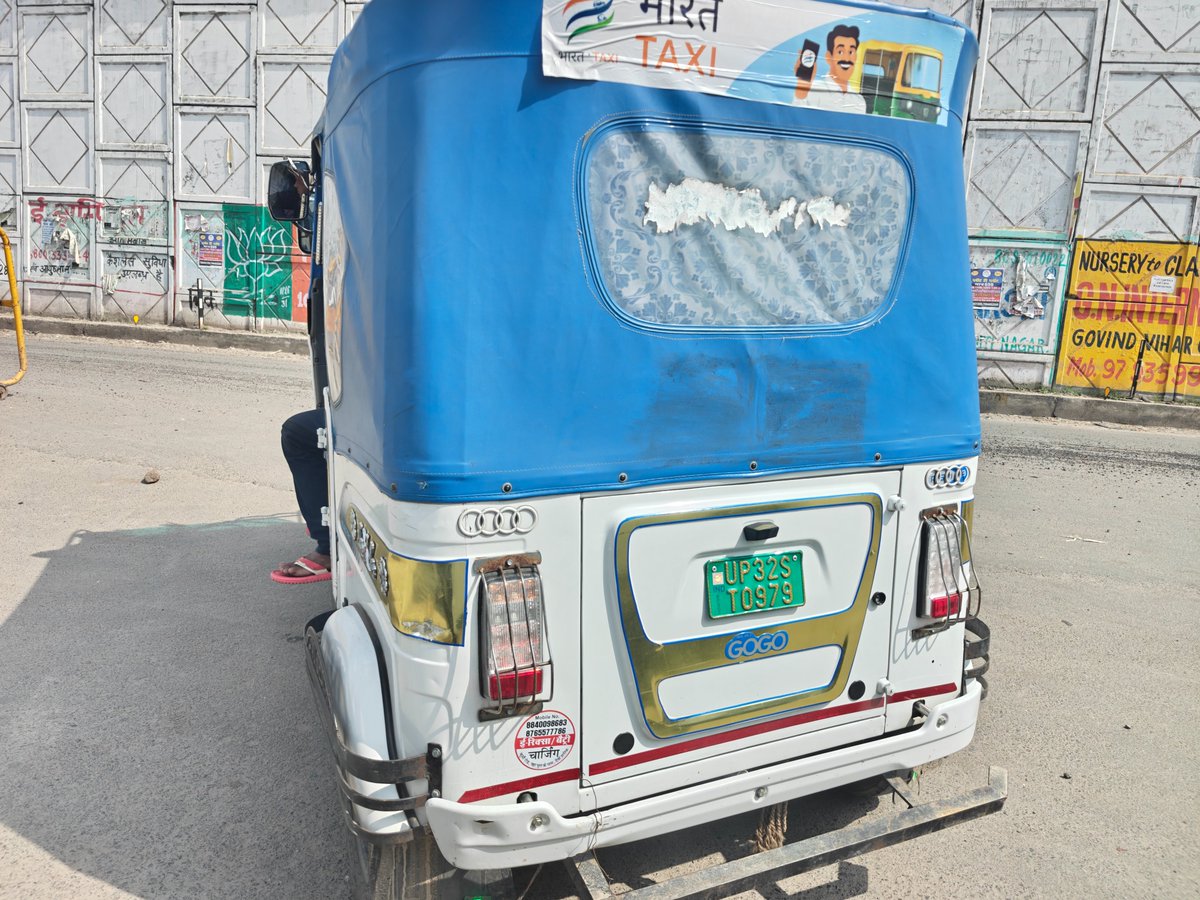UnitedDemocrat's tweet photo. E rickshaws are the obstacle in smooth commuting on faizabad road at lucknow.Creats disturbance without fear of law and order. @Uppolice @AdminLKO @lkopolice @lucknow https://t.co/CmSqzNtlyY
