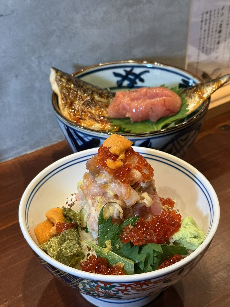 crew_value1's tweet photo. 難波に7/24オープンした海鮮丼専門店
【大阪 海鮮丼 村かみ】
新鮮な海鮮がたっぷり乗った贅沢な海鮮丼
途中からは鯛・海老・蟹の旨みが詰まった出汁をかけてお茶漬けで二度楽しめる

【住所】
大阪市中央区難波3-7-23 新戒橋ビル 1F https://t.co/dimYhwjctG