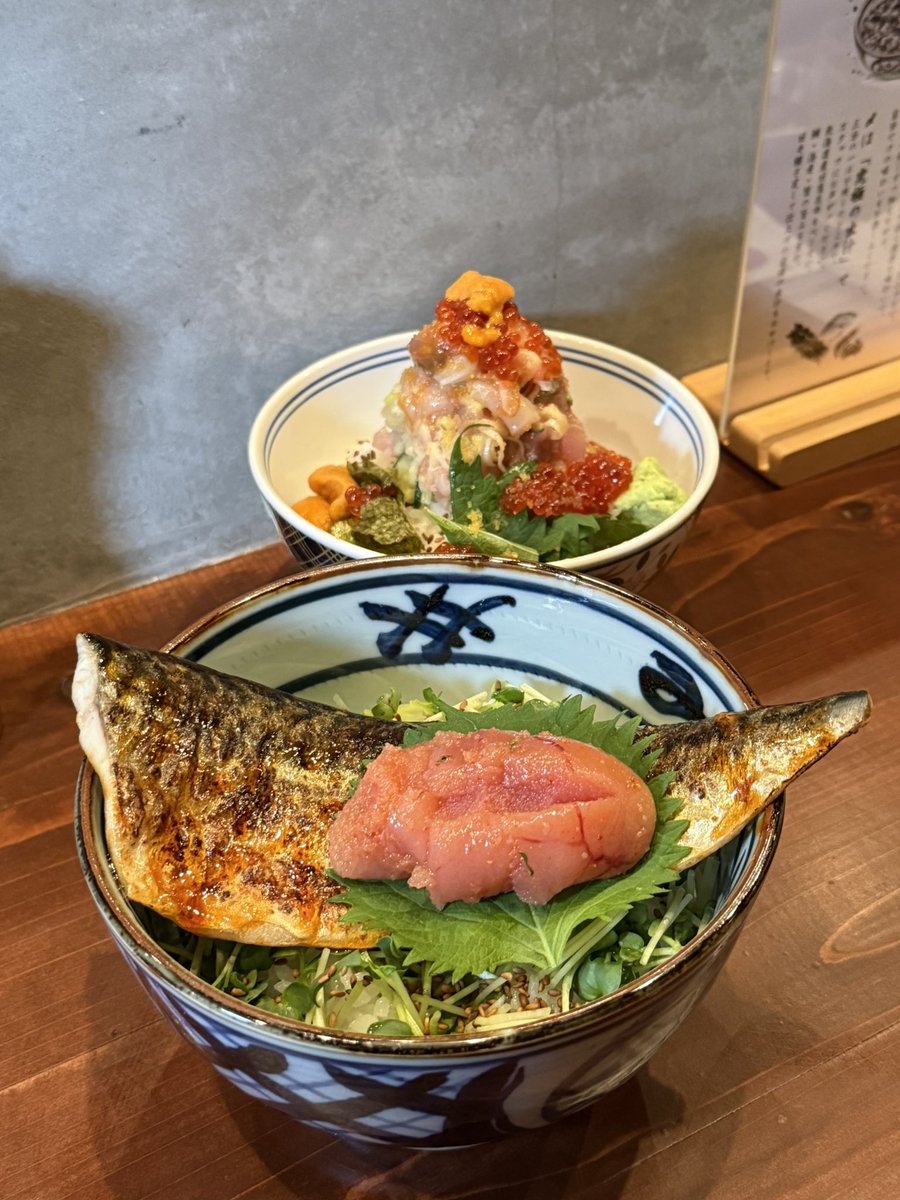 crew_value1's tweet photo. 難波に7/24オープンした海鮮丼専門店
【大阪 海鮮丼 村かみ】
新鮮な海鮮がたっぷり乗った贅沢な海鮮丼
途中からは鯛・海老・蟹の旨みが詰まった出汁をかけてお茶漬けで二度楽しめる

【住所】
大阪市中央区難波3-7-23 新戒橋ビル 1F https://t.co/dimYhwjctG