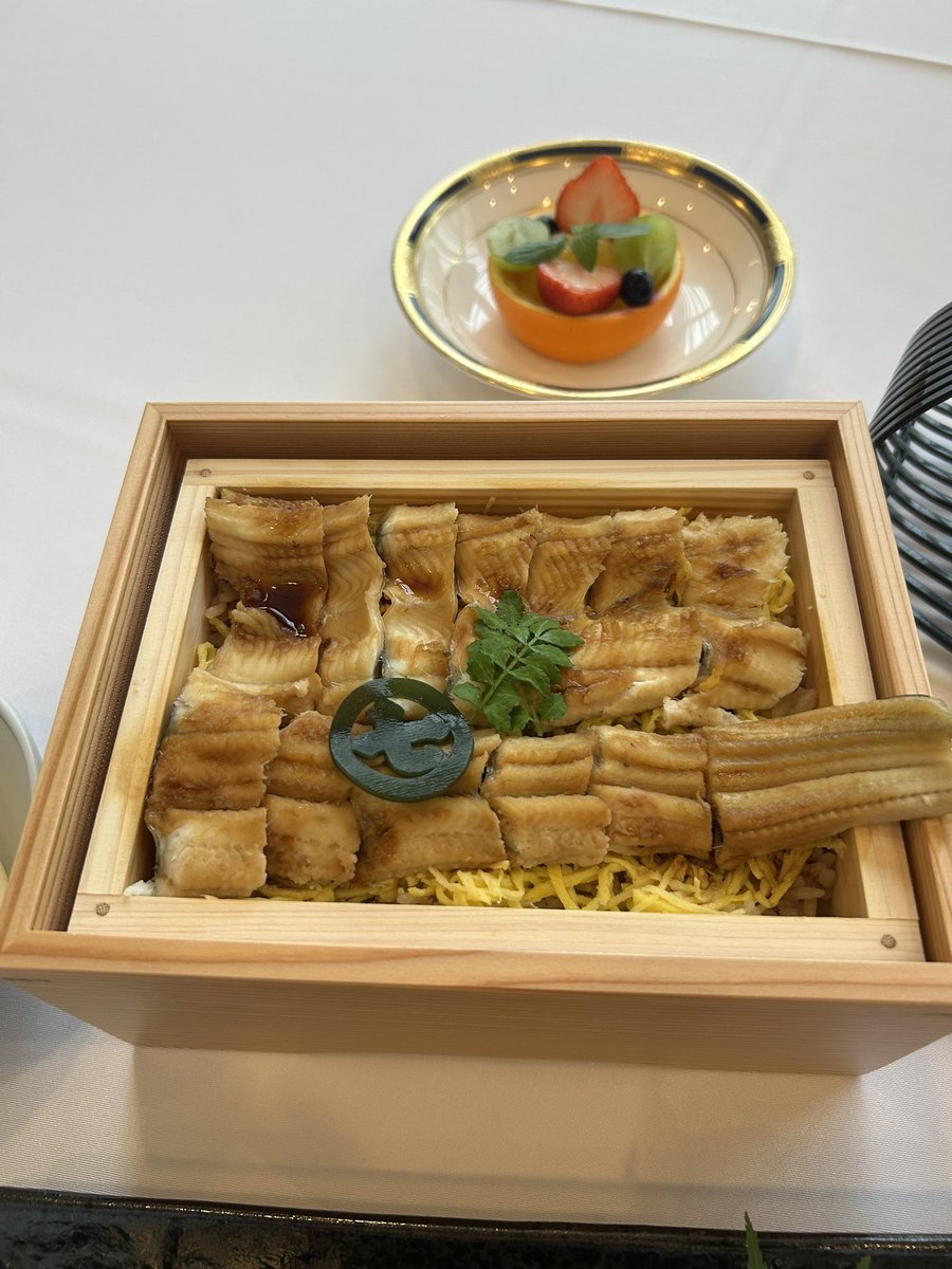 chunichishogi's tweet photo. 王位戦第3局1日目の昼食です
藤井聡太王位、伊藤匠二冠とも登別グランドホテルの室蘭産穴子セイロ蒸し
藤井王位はアイスのハーブティーも注文です https://t.co/x7cAIGsF5A