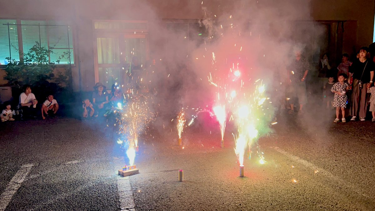 RihabiriRaicho's tweet photo. 先日、職員の慰労として���ラーバンクリニック全体で納涼祭が行われました。
子供連れの参加者も多く、大変賑わいました🎵

厳しい暑さが続きますが、皆で頑張って乗り切りましょう❗️

#デイサービス　#リハビリ　#介護 https://t.co/Fl1zR9KPzA