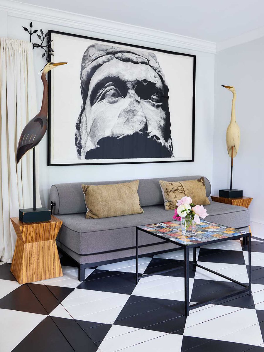 MaisonetDemeure's tweet photo. Parfois, le détail qui transforme une maison se trouve… sous nos pieds. Les propriétaires de cette maison de la côte Est ont choisi de peindre le plancher d'origine en damier noir et blanc. Un clin d'œil aux planchers peint typiques des Maritimes. https://t.co/5FM8xqzSE2 https://t.co/V4qI0sFOOE