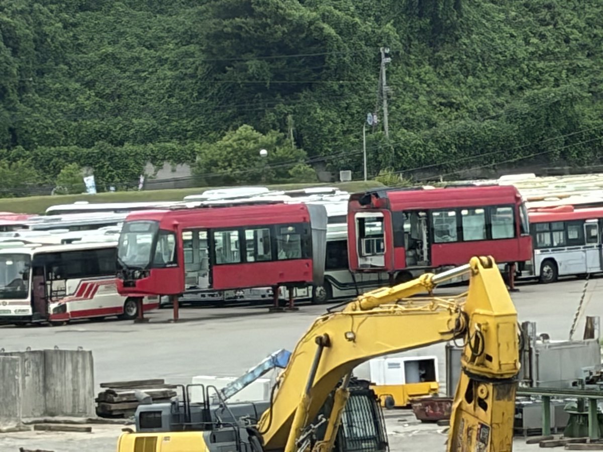 eizorf3's tweet photo. 日本総合リサイクルに搬入され、解体をまっている状態
#アイトラム1002号車
#万葉線 https://t.co/gacPmVNDhm