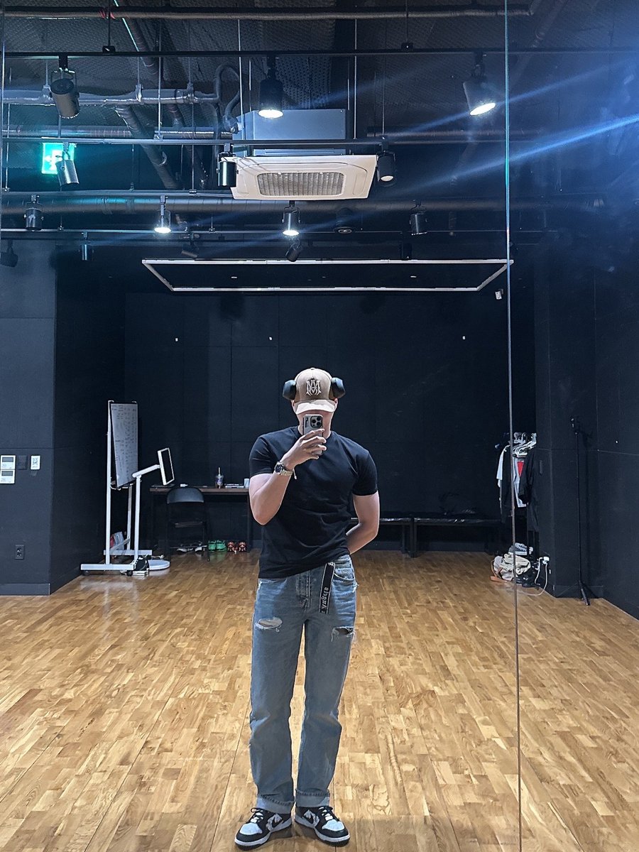 danielk_outfit's tweet photo. 🧢Amiri MA Full Canvas Hat 'Camel'
👟SUPREME X NIKE SB DUNK LOW OG QS 'BLACK' 
💎Palm Angels CLASSIC LOGO TAPE BELT
💎SONY WH-1000XM6

#KANGDANIEL
#강다니엘 https://t.co/kYRarVuaCm