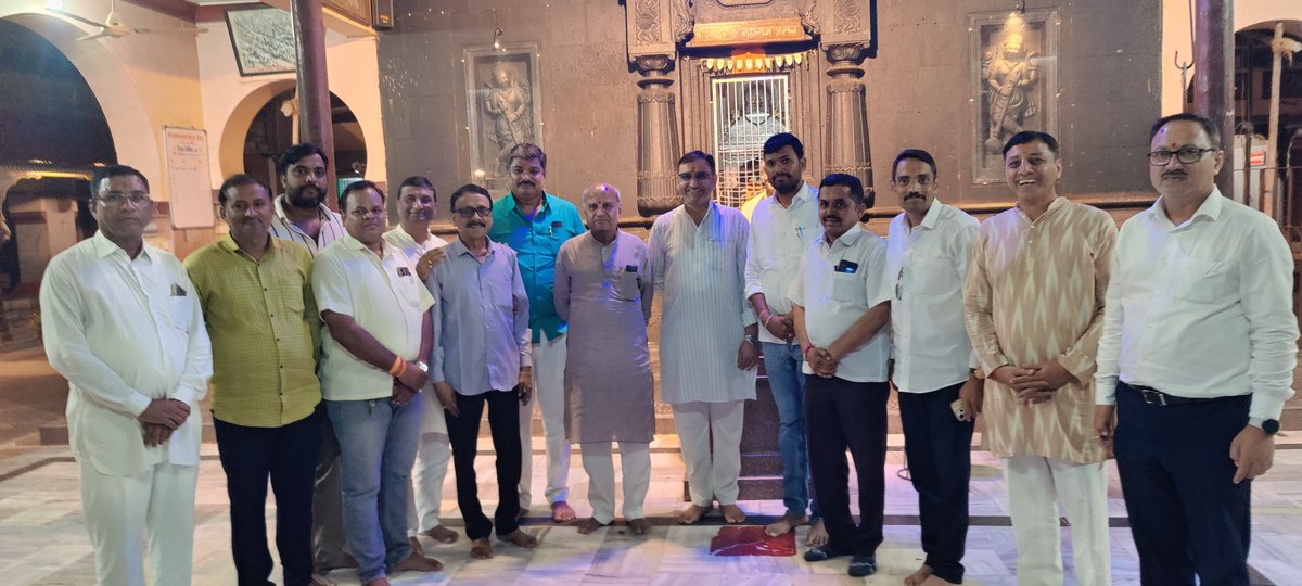 Gopalvarma07's tweet photo. भारतीय जनता पक्षाचे महाराष्ट्र प्रदेश उपाध्यक्ष
मा.श्री उपेंद्रजी कोठेकर यांच्यासमवेत वाशीम जिल्ह्यातील लोणी (सखाराम महाराज) येथे श्री सखाराम महाराज मंदिरात दर्शन घेण्याचा पवित्र योग आला यावेळी भारतीय जनता पक्षाचे वाशीम जिल्हाध्यक्ष मा.श्री.पुरुषोत्तम भाऊ चितलांगे उपस्थित होते https://t.co/LNR6TdjK05