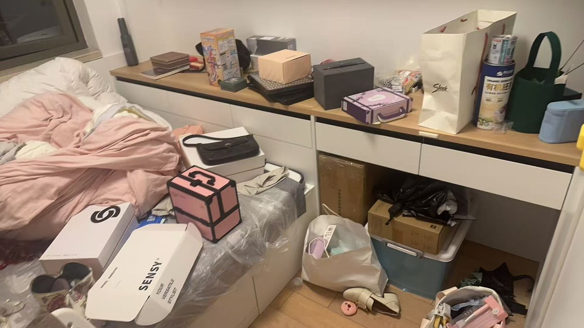 tallwall510's tweet photo. Clearing out dusty old books u0026 vintage mugs this weekend! Found a retro camera I’d forgotten about—sustainable decluttering that turns clutter into new homes for pre-loved treasures. https://t.co/KwqiaGyeRP