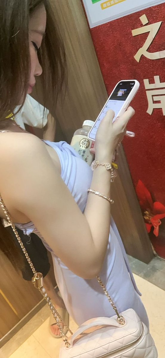 abu5440's tweet photo. 说实话朗俊真是个好地方，每次耍完坐电梯都能遇到惊喜  #重庆 https://t.co/hbtIieJUiI